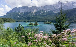 Eibsee vor dem Zugspitzmassiv