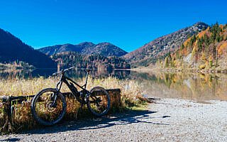 Mit dem Mountainbike am Weitsee