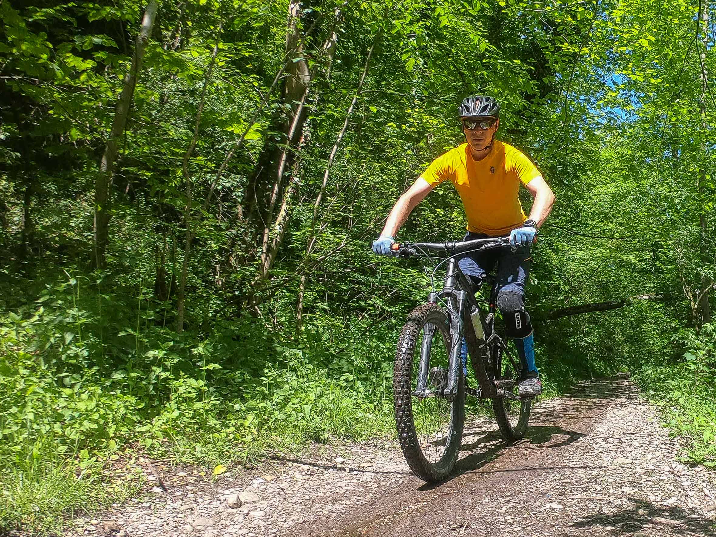 MTB Schienbeinschoner auf dem Trail